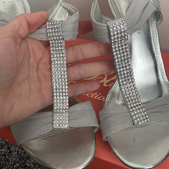 David’s bridal De Blossom Silver heels size 9 - Picture 6 of 10